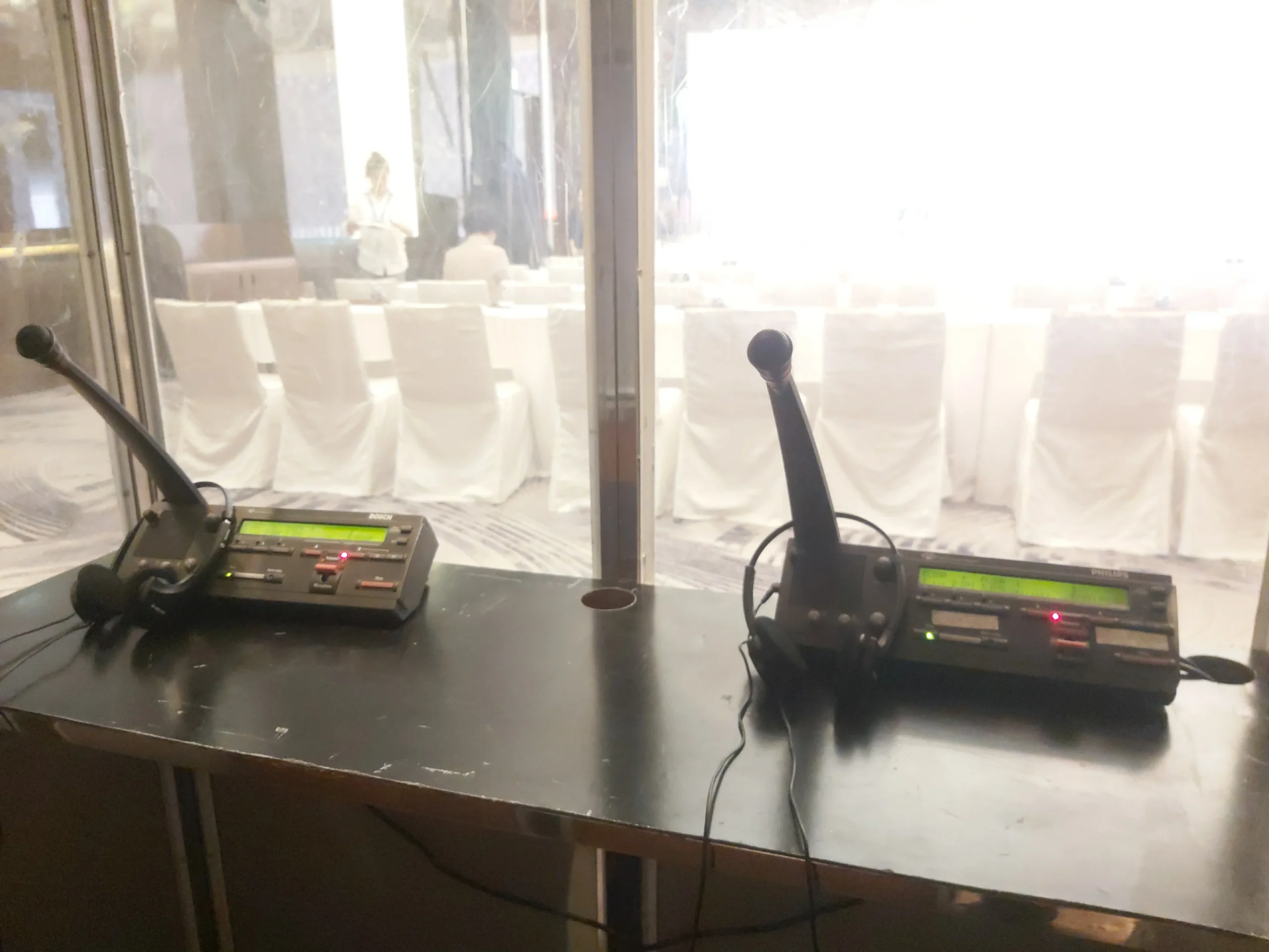 Mix-Dich-Va-Tai-Nghe-Dich-Philips-Cho-Phiên-Dịch